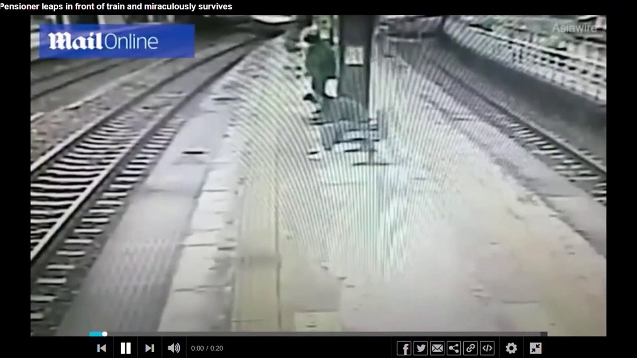 Un grand pere chute sur la voie ferrée