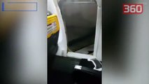 U mërzit duke pritur rradhën për te zbritur nga aeroplani, hap derën e emergjencës dhe hidhet (360video)