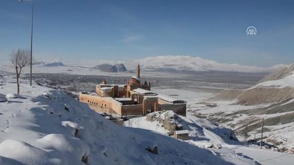 Tarihi Saray Beyaza Büründü