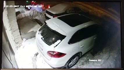 Un homme jaloux met le feu à la Porsche d'un voisin