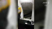 Un passager de Ryanair fatigué d'attendre s'installe sur l'aile