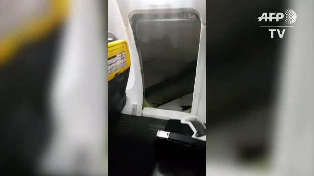 Un passager de Ryanair fatigué d'attendre s'installe sur l'aile