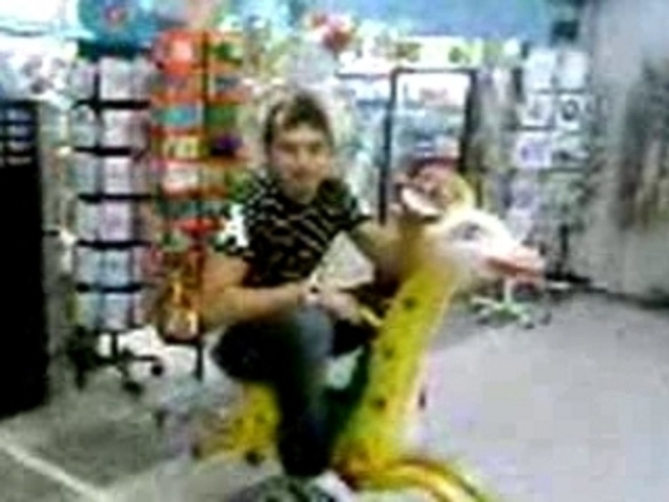 kenn sur le pti manege!!!