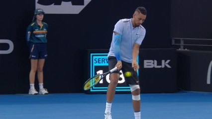 Brisbane - Kyrgios prend une balle dans les bijoux de famille
