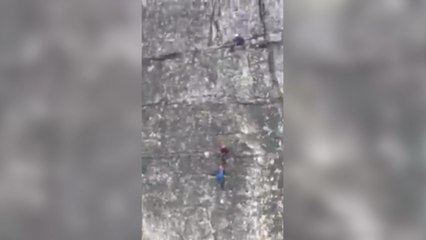 Скачать видео: Cable car rider captures dramatic mountain rescue attempt moments before deadly fall