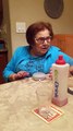 Grande-mère italienne utilise le haut-parleur intelligent Google Home et ça fait mourir de rire !