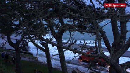 Audierne (29). Une voiture prise au piège par la marée montante