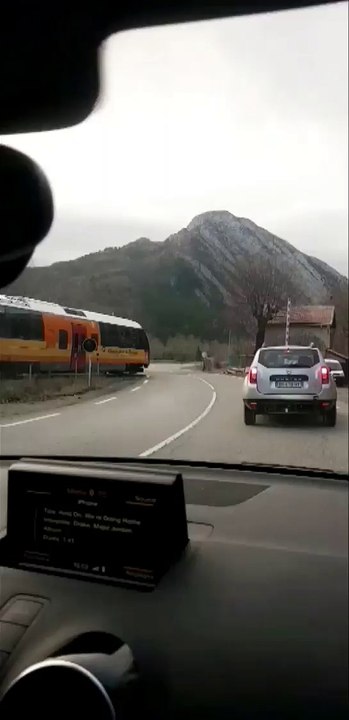 Alpes-de-Haute-Provence : un train traverse la route, les barrières du passage à niveau ouvertes