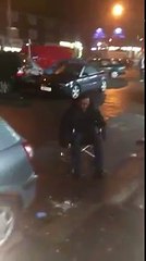 Un homme essaye d'entrer à un magasin avec une chaise roulante ! Fail