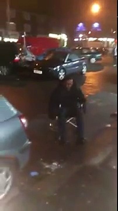 Un homme essaye d'entrer à un magasin avec une chaise roulante ! Fail