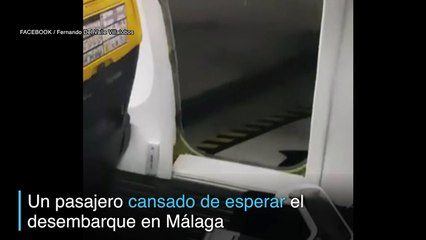 Pasajero abre puerta de emergencia… y se sienta en ala del avión