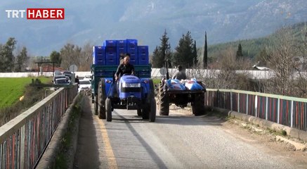 Hasarlı köprüden tehlikeli geçiş