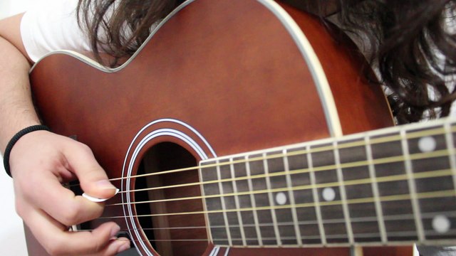 Curso basico guitarra 4. Las tres cuerdas graves. Diferencia entre española o clásica y acústica, tipos de cuerdas.