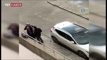 Bebeğini taşıyan eşine attığı tekmeler infial yarattı