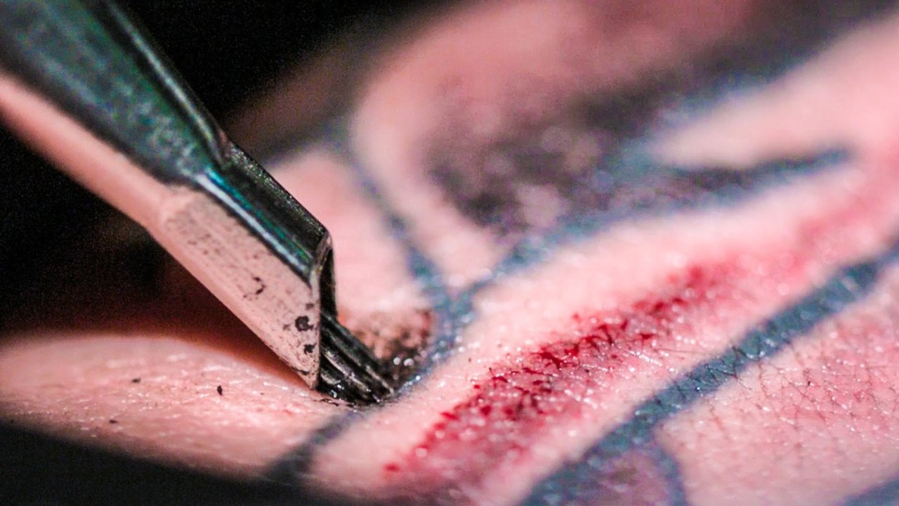 Mira en cámara lenta cómo se hace un tatuaje y por qué duele tanto