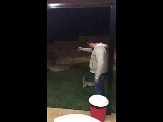 Se qualcuno dovesse riconoscere questo bastardo umano che lo denunciasse. CONDIVIDETELO