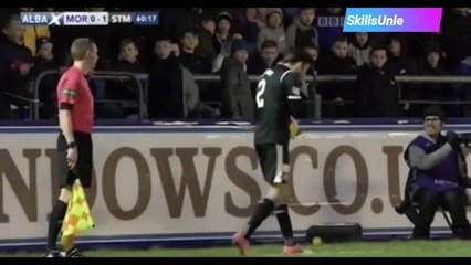 Un footballeur reçoit un Bounty jeté par un supporter… et le mange LOL