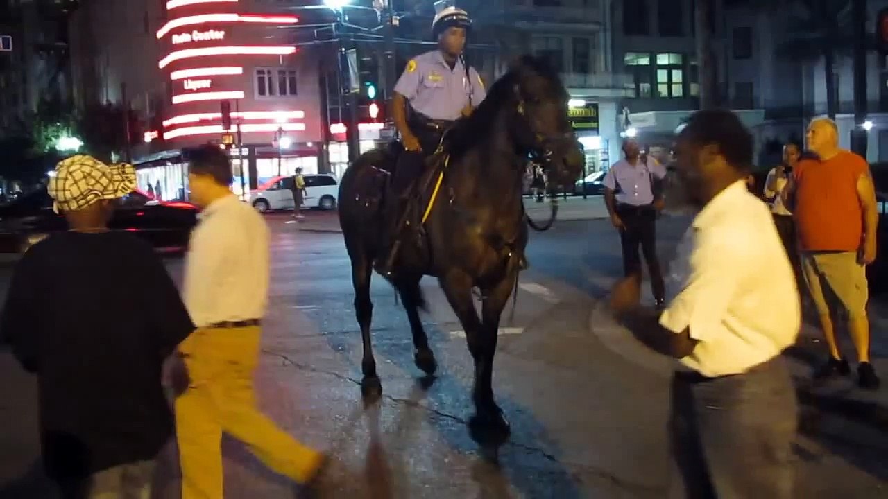 Nouvelle-Orléans : un policier danse avec son cheval en plein concert !