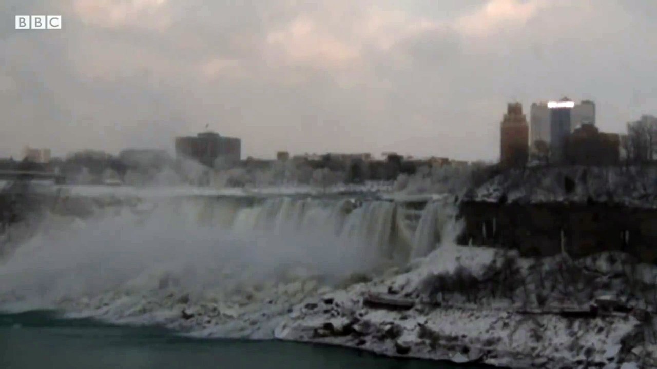 Le froid polaire gèle complètement les chutes du Niagara !