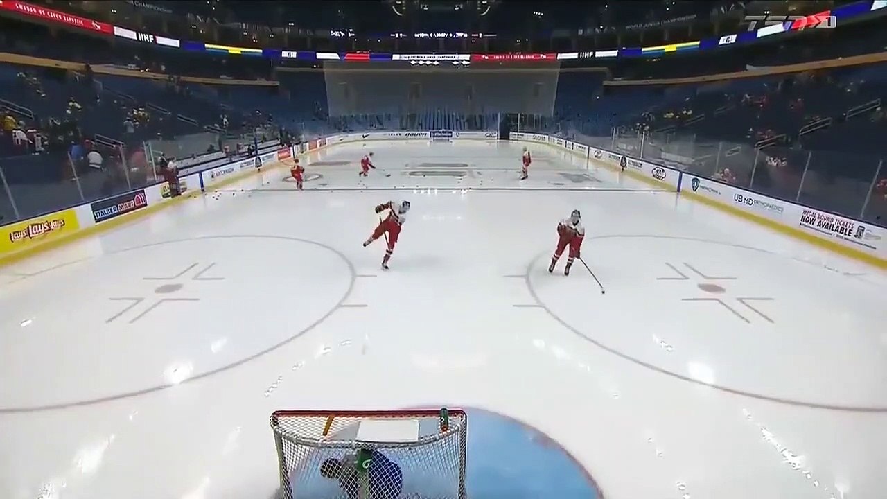 Un technicien se fait maltraiter par des hockeyeurs