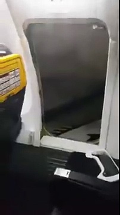 Excédé, le passager d'un vol Ryanair craque et tente de sortir via l’aile !