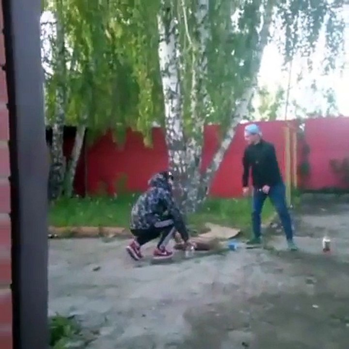 Un jeune homme explose une bouche d’égout et toutes les canalisations souterraines