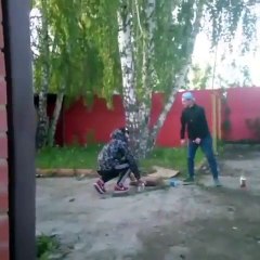 Un jeune homme explose une bouche d’égout et toutes les canalisations souterraines