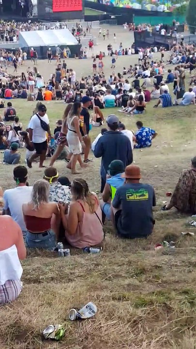 Deux femmes corrigent un homme un peu trop entreprenant