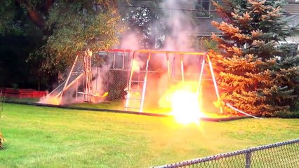 Une ligne électrique tombe sur une aire de jeu pour enfants