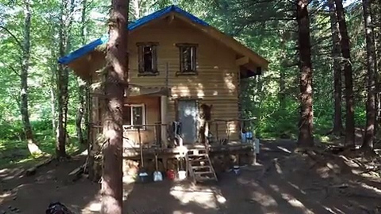 Is Bear Okay? ‘Alaskan Bush’ Star Holds Butcher Knife In Disturbing Video