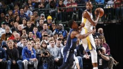 NBA : Curry crucifie les Mavericks !