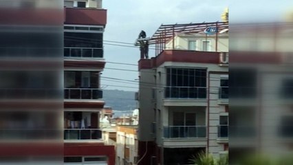 Metrelerce yükseklikte ölüme meydan okuyan işçiler kamerada