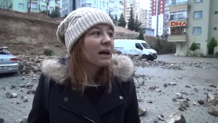 Adana-İstinat Duvarı Yıkıldı Araçlar Altında Kaldı