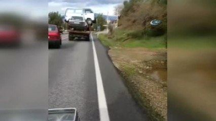 Minibüs ve Otomobili Yüklenen Kamyonetin Tehlikeli Yolculuğu Kamerada