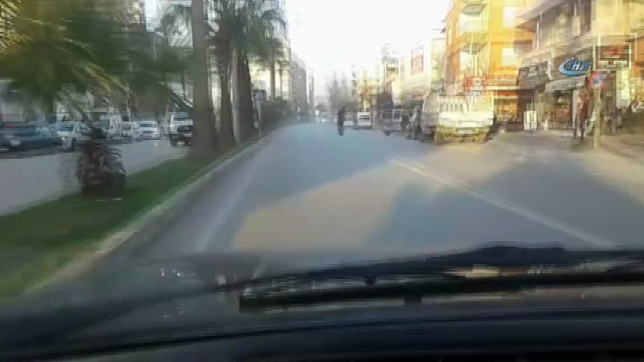 Ayakta motosiklet sürüp telefonla konuştu...Çıl...