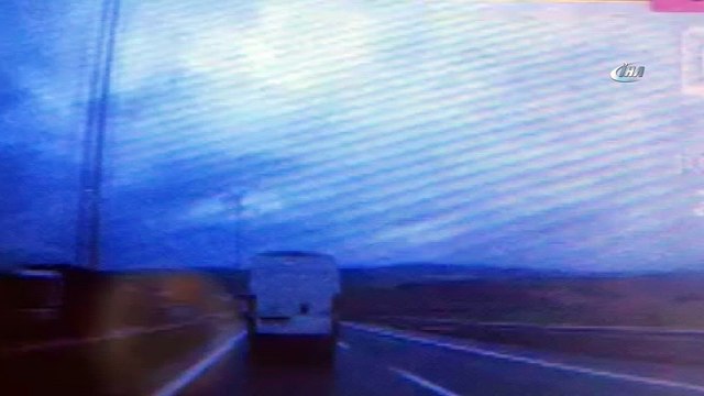 Kamyonetten uçan karton parçası otomobile yapıştı, faciadan dönüldü