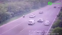 Un chauffard coupe la route à une Lamborghini qui envoie une camionnette dans le fossé