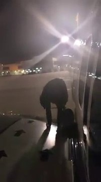 Ce passager pressé sort de son avion par la porte de secours... Dingue