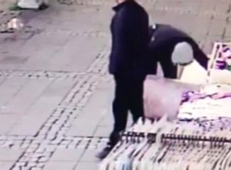 Kameraya Aldırmadan Kucaklayıp Götürdüler