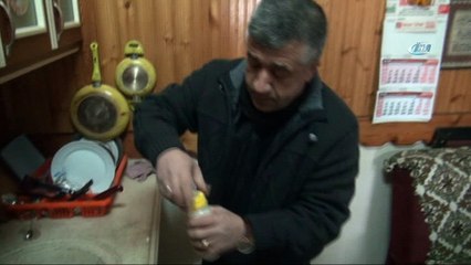 Bez bağlayıp biberonla beslediği kuzuyla çocuğu gibi ilgileniyor