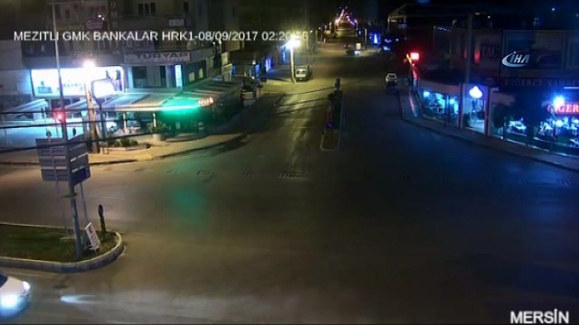 Otomobilin çarptığı bisikletli metrelerce havaya böyle savruldu