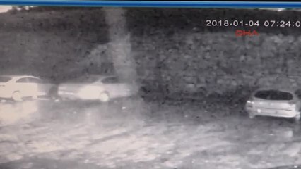 Adana-İstinat Duvarı Yıkıldı Araçlar Altında Kaldı