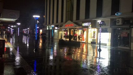 Mersin kent merkezine yağan dolu, kar görüntüsü oluşturdu