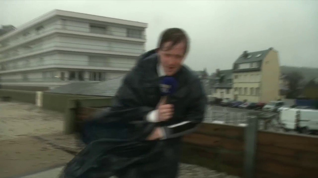 Tempête Eleanor: à Etretat, le vent souffle toujours très très fort