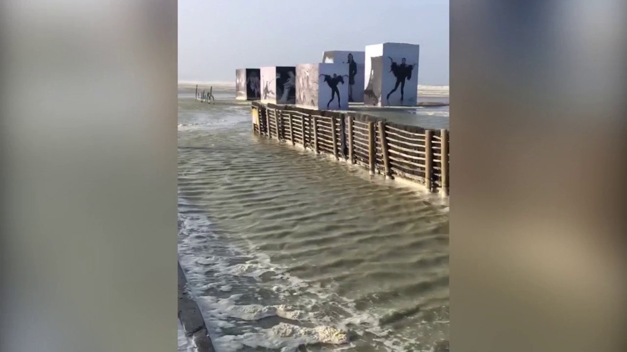 Les planches de Deauville frappées hier par la tempête Eleanor