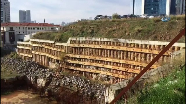 Ataşehir'de otopark inşaatı sırasında istinat duvarının çökme anı saniye saniye kameralara yansıdı