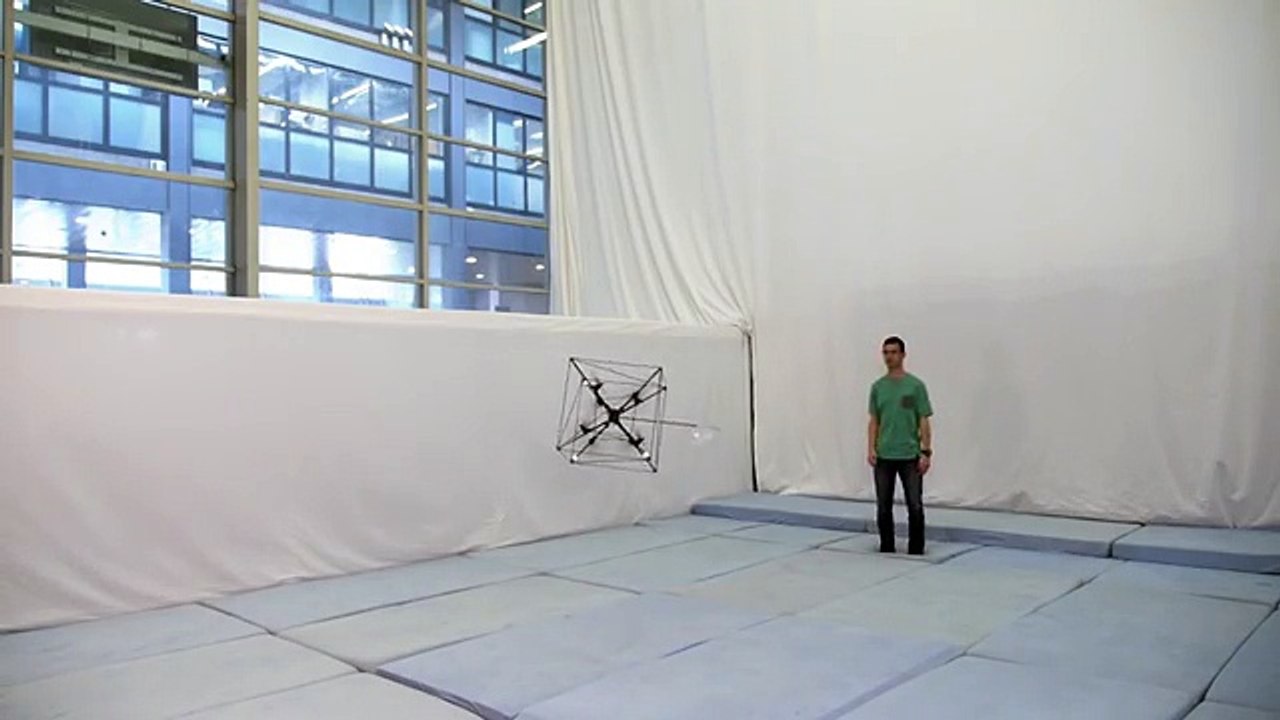 Ce drone attrape la balle qu'on lui lance à tout les coups - Omnicoptere