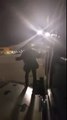 Un passager de Ryanair sort par une sortie de secours à Malaga (Boeing 737)