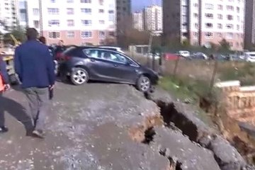 下载视频: Ataşehir Belediyesinin Otoparkında Toprak Kaydı! Araçlar Askıda Kaldı