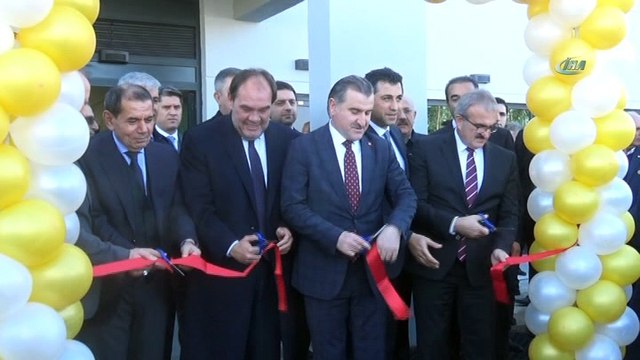 Gençlik ve Spor Bakanı Osman Aşkın Bak saha açılışı yaptı